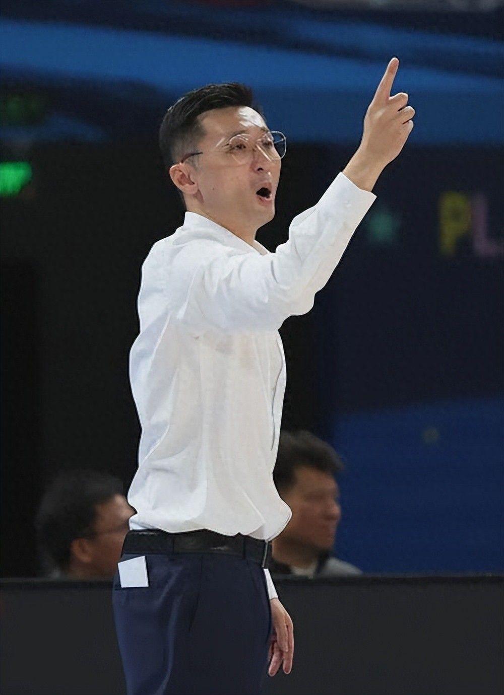 中欧体育登录入口-刘炜现状：回上海老家生活，青梅妻子很漂亮，一双儿女想走篮球路